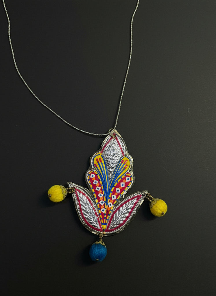 Decorative necklace with colorful pendant 