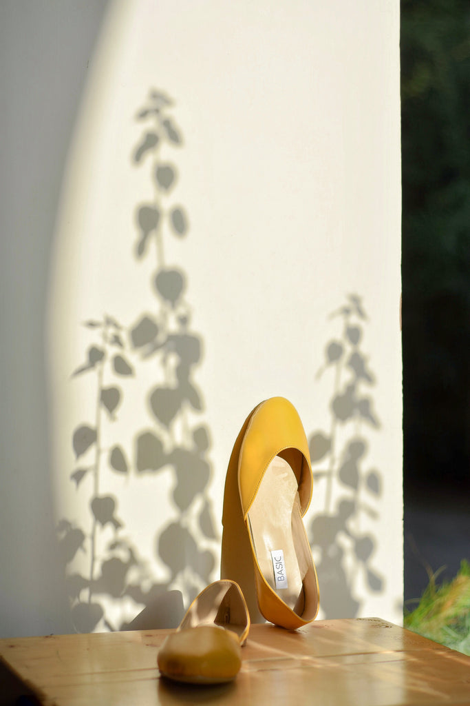 Round toe yellow pumps